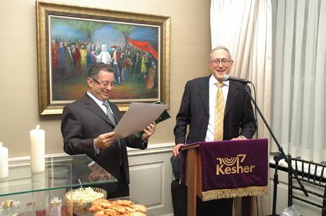 Rabbi Simon speaks to the crowd at one of Kesher's many events throughout the year.