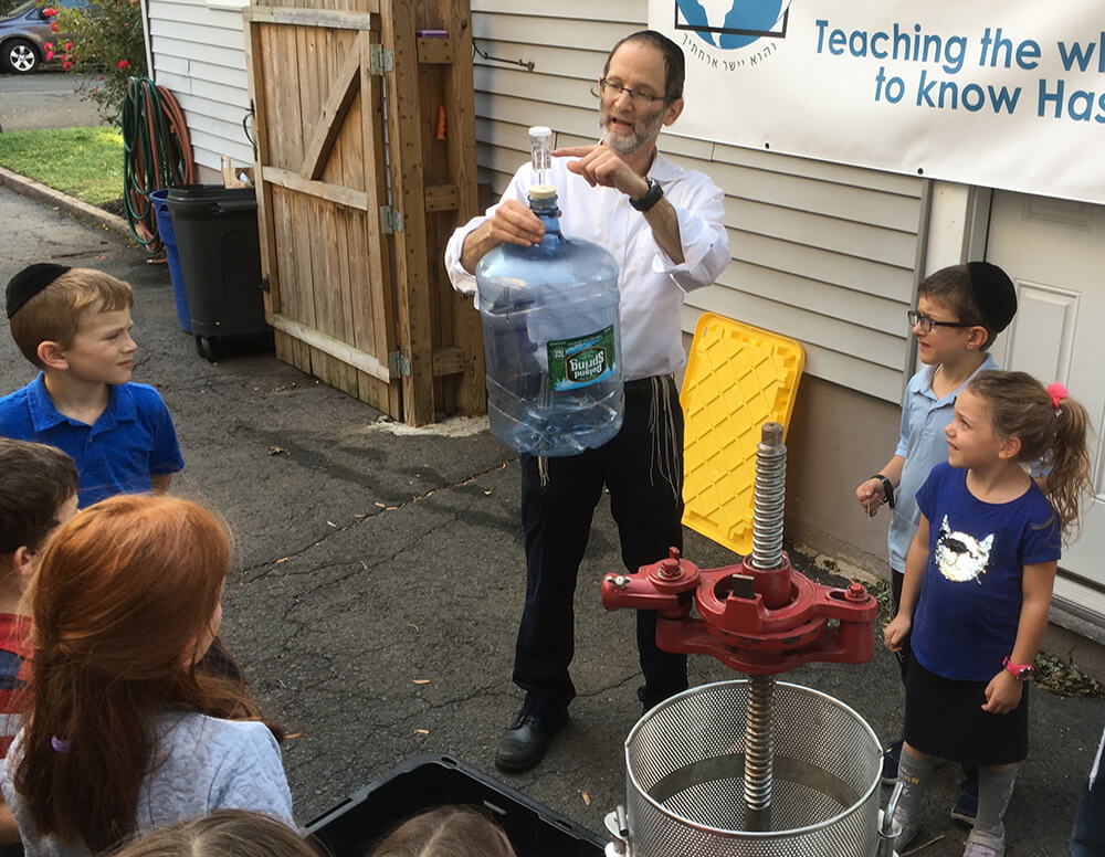 Rabbi Gershom Tave teaching preschool students